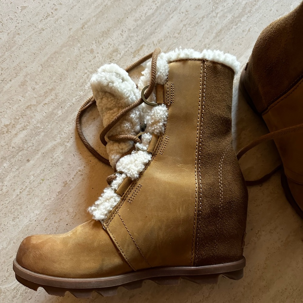 Sorel Fashion Boots with Shearling Size 9.5